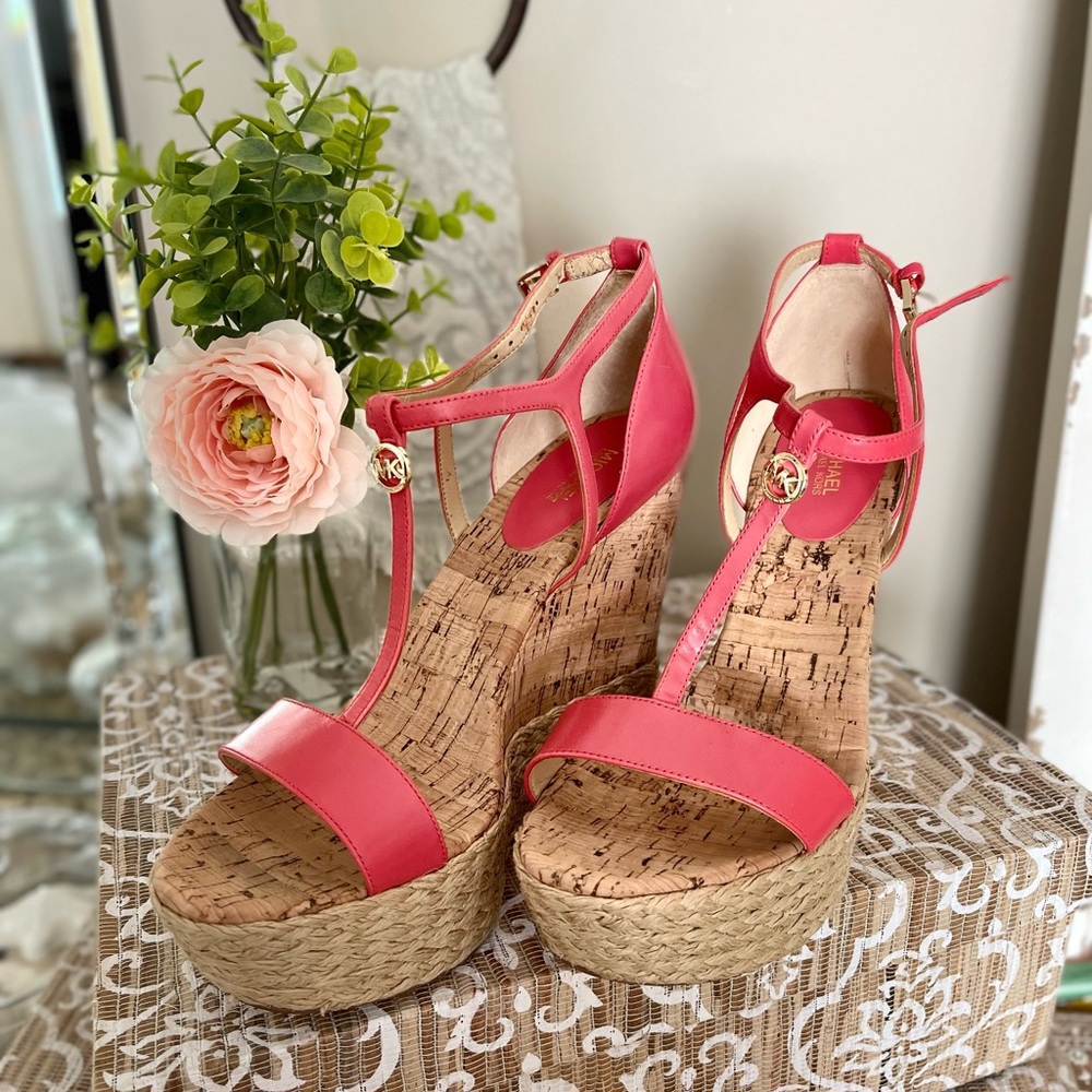 Beautiful, stunning MK pink Wedges sandals perfect for this summer!!!! 👗👠🌸